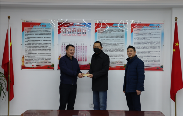 集團(tuán)公司黨委委員、副總經(jīng)理胡新付到公司走訪慰問